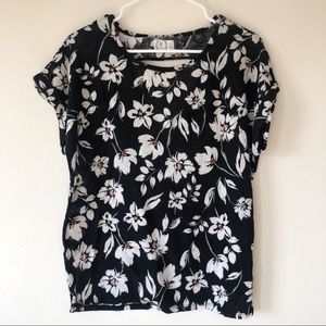 🔥 2/$20 Maurices 24/7 Black Daisy Print Tee Shirt